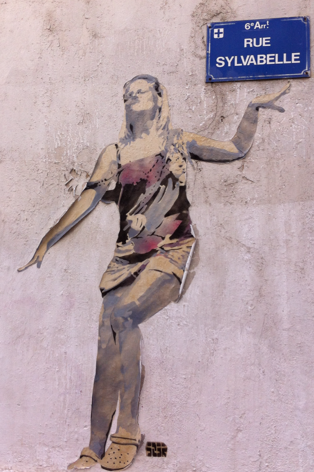 Rue Sylvabelle, une étoile danse, en sabot, c’est beau. Et elle est tout à fait sa place, sur ce site. Comme un hommage, volontaire ou pas, au « Marseillais, Marseillais » Guillaume de Saint-Jacques de Sylvabelle. Le garçon, pas timide pour deux sous est très vite sorti de sa coquille. Passionné par le calcul infinitésimal, (il faut bien que jeunesse se passe), il recalcule la trajectoire des planètes en tenant compte de l’influence des planètes géantes. La chose ne manquât pas de rendre sa mère fière. Plus tard, savant confirmé, il succède en 1763 au jésuite Pezenas à la direction de l’Observatoire des Accoules à Marseille. Il reconstitue l’équipement astronomique emporté par les jésuites au moment de leur expulsion. Il installe un télescope, effectue de nombreuses observations notamment sur le mouvement d’une tâche de Jupiter ou l’apparition et la disparition des anneaux de Saturne. Mais il n’avait pas encore les moyens de découvrir, (le pauvre), cette étoile. S’il avait su, il aurait demandé à la lune... (Photo Hagay Sobol)