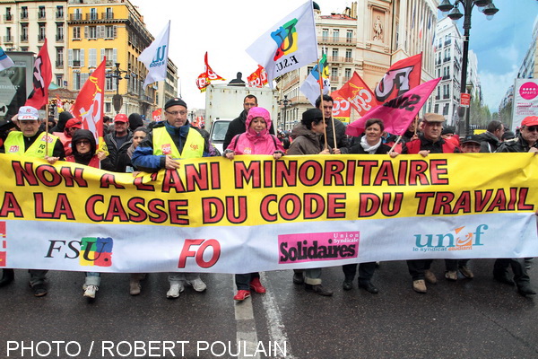 Malgré la pluie, plusieurs milliers de personnes, répondant à l'appel de la CGT, FO, la FSU, Solidaires et l'UNEF, ont dénoncé ce mardi matin à Marseille 