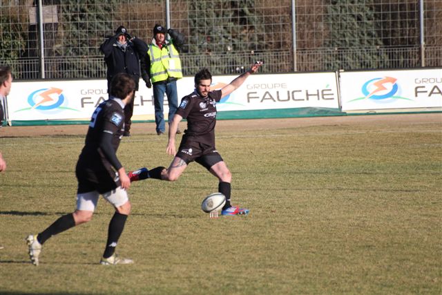 On a longtemps cru que la botte de Lucas Lévy dlonnerait la victoire au PARC. Jusqu'au drop assassin de l'ouvreur columérin et capitaine Yannick Lafforgue à la 83e minute... (Photo Philippe MAILLÉ)