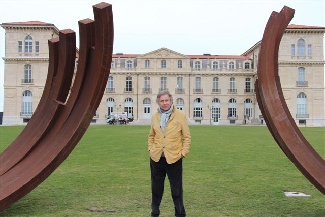 Bernar Venet était dans les jardins du Pharo, ce mardi 12 mars, pour le montage de son exposition  Bernar Venet était dans les jardins du Pharo, ce mardi 12 mars, pour le montage de son exposition