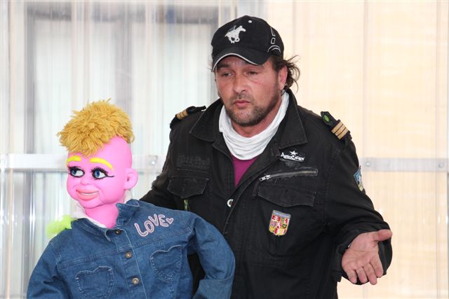Yannik Lopez et Funny sa marionnette au Pavillon M ce mercredi 27 mars (PHOTO PHILIPPE MAILLÉ)