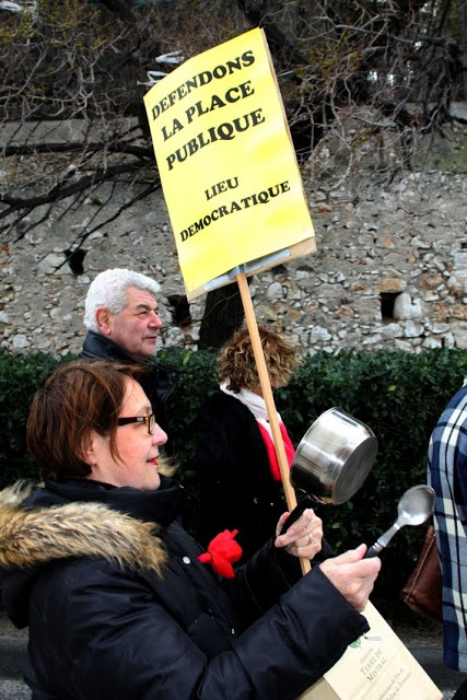Les habitants ont défilé au bruit des casseroles pour symboliquement se faire entendre des élus (Photo Migué MARIOTTI)