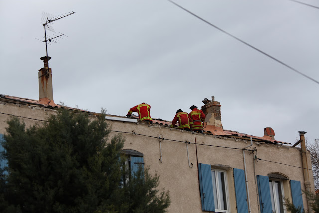 Montant dans les combles les marins-pompiers ont retiré ou fixé les matériaux menaçant de tomber d'une toiture. PHOTO BMPM - STEPHANE BESSE
