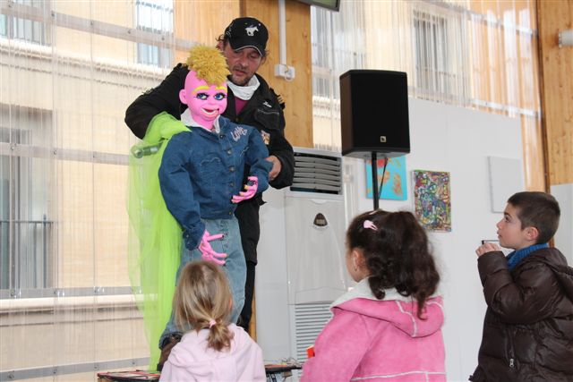 Les enfants ne résistent pas au charme de Funny... (PHOTO PHILIPPE MAILLÉ)