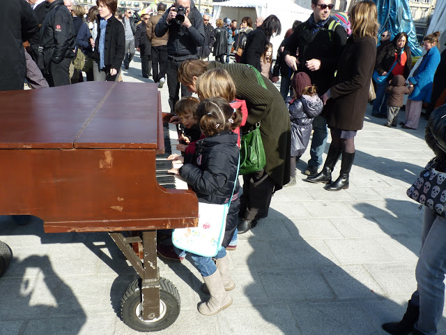 Des pianistes en herbe ont squatté le piano des artistes (PHOTO P.M.-C.)