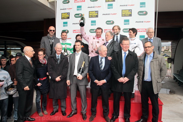 Remise des prix  aux  vainqueurs le driver et entraîneur Thierry Duvaldestin  et le propriétaire du trotteur gagnant Swedishman, Gaylor Chaudemanche
