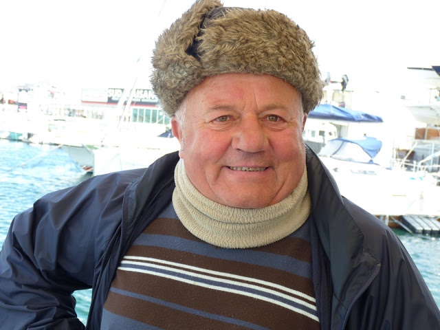 Roger est à bord de la navette. Cet alpin en visite à Marseille, n'est autre que le capitaine d'un autre navire passagers , La Carline, qui navigue, lui, sur le lac de Serre-Ponçon à Savines-le-lac. Roger est à bord de la navette. Cet alpin en visite à Marseille, n'est autre que le capitaine d'un autre navire passagers , La Carline, qui navigue, lui, sur le lac de Serre-Ponçon à Savines-le-lac.