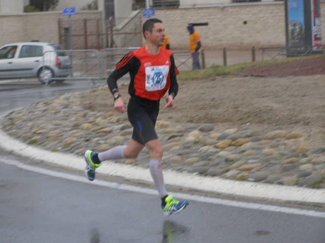 Les chaussettes remontées pour tenter de lutter contre le foird.