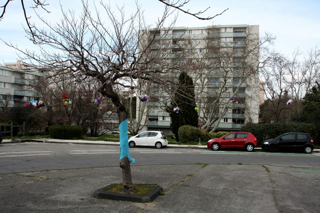 Avec le projet ANRU, les espaces verts au pied de cet immueble sont appelés à disparaître. (Photo M.M.)