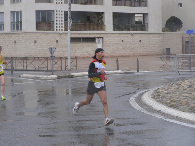 Gare à la chute dans des virages rendu glissants par la pluie.