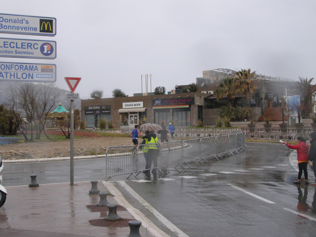 Certains suiveurs se sont armés d'un parapluie, chance que n'ont pas les coureurs.