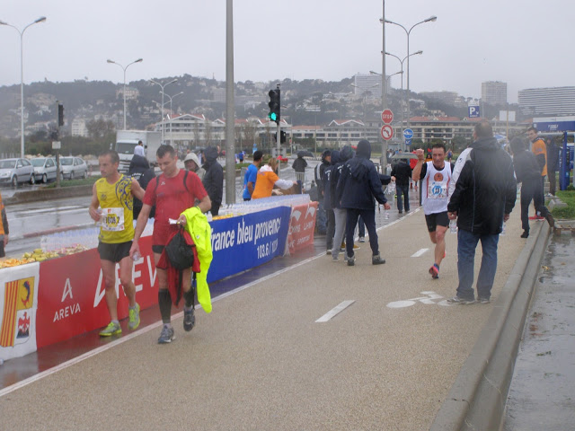 Guillaume, militaire à la base d'Istres (en jaune), et Benoit, le marin-pompier (en rouge), viennent d'en finir avec leurs 10 km. Pour d'autres, la course commence... ou continue.