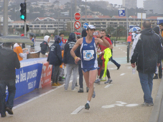 Après 20 km de course, il est capital de bien s'hydrater.