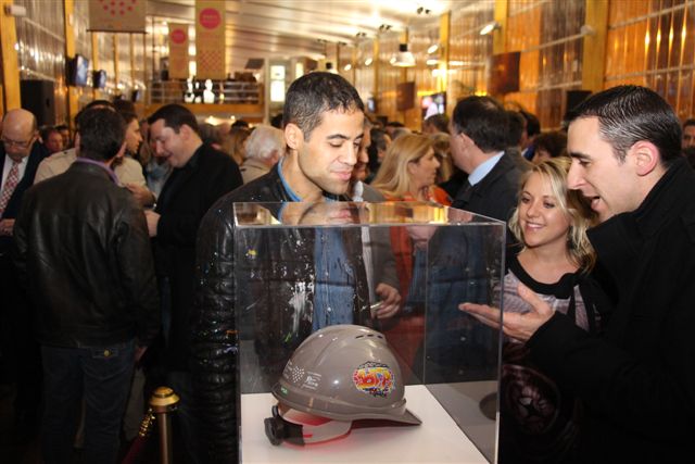 JonOne surveillant du coin de l’œil le casque officiel de MP2013 pour la Fédération du BTP 13 PHOTO PHILIPPE MAILLÉ