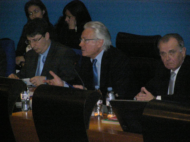 Eugène Caselli, président de la communauté urbaine Marseille Provence Métropole (MPM), échangera avec son homologue lyonnais Gérard Collomb, président du Grand Lyon mais également maire de la Capitale des Gaules, lors d'une rencontre métropolitaine aujourd'hui au MIPIM de Cannes. (Photo Serge PAYRAU)