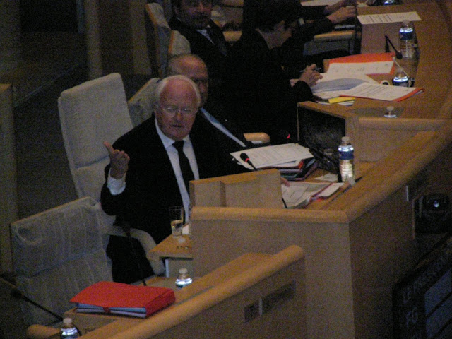 Michel Vauzelle, président de la Région Paca, a rappelé mardi soir au ministre délégué en charge des Transports, Frédéric Cuvillier, que 