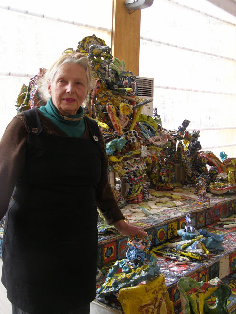 Danielle Jacqui est venue au pavillon M, deux jours avant l'inauguration officielle pour superviser l'installation de ses pièces de céramique. (Photos C.S.)