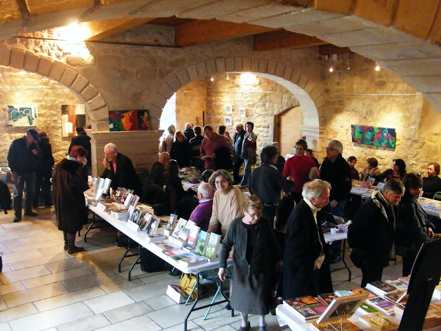La salle du Château des Remparts de Trest a accueilli la 19e édition des écrivains de Provence ( REPORTAGE PHOTOS J.-L.G.)