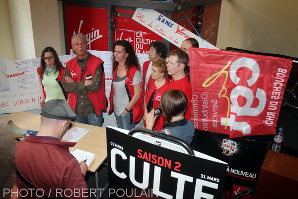 Les salariés du Virgin Mégastore de la rue Saint-Ferréol à Marseille ont fait part de leur désarroi devant la presse ce mardi 16 avril. Faute de solution, la magasin devra fermer ses portes en juin laissant 40 salariés sur le carreau. Les salariés du Virgin Mégastore de la rue Saint-Ferréol à Marseille ont fait part de leur désarroi devant la presse ce mardi 16 avril. Faute de solution, la magasin devra fermer ses portes en juin laissant 40 salariés sur le carreau.