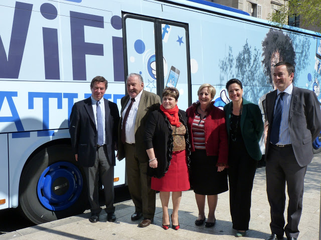 Pierre Reboud, directeur général de la RTM, André Guinde, président de la RDT13, une conseillère générale aixoise, Marie-Louise Lotta, MPM et ville de Marseille, Lisette Narducci, maire des 2/3, et Paul Sillou, directeur général de la RDT13. (PHOTO P.M-C.)