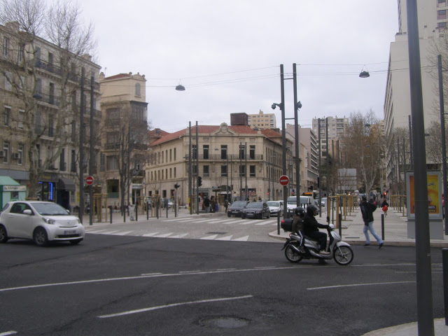 Au-delà de son embellissement, la Place du 4 septembre a bénéficié d'aménagements pour en améliorer le fonctionnement circulatoire. Le carrefour stratégique est ainsi plus sûr pour les piétons et plus fluide pour les automobilistes. (Photos S.P.)