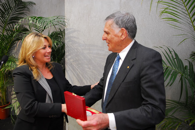 Caroline Pozmentier, présidente de la Chambre de commerce France-Israël remet au Professeur Dan Shechtman, la médaille de la ville de Marseille (PHOTO ANDRÉ CHAN)