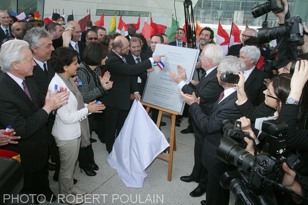Dans la foulée Martin Schulz et Michel Vauzelle ont dévoilé la plaque commémorative de l'inauguration du bâtiment.