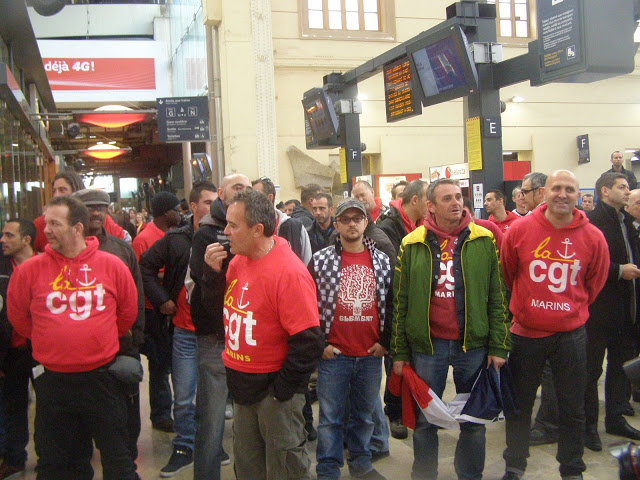 Plus silencieux, les marins CGT de la SNCM n'en avaient pas moins deux mots à dire au ministre. (Photo S.P.)