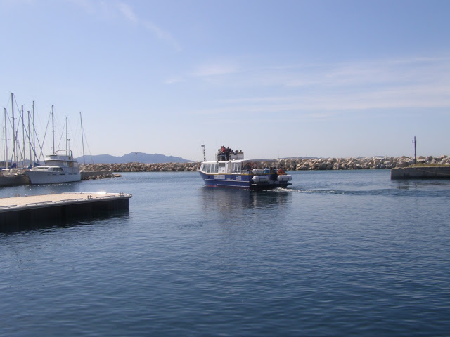 La traversée (11 miles marins soit 20 km) s'effectuera en longeant la digue du Port où l'on peut naviguer à 16 noeuds de moyenne.