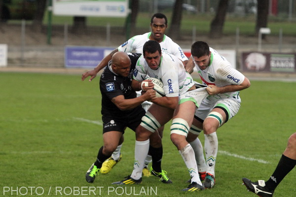 L'ailier aixois Wylie Human fait front face à trois palois.