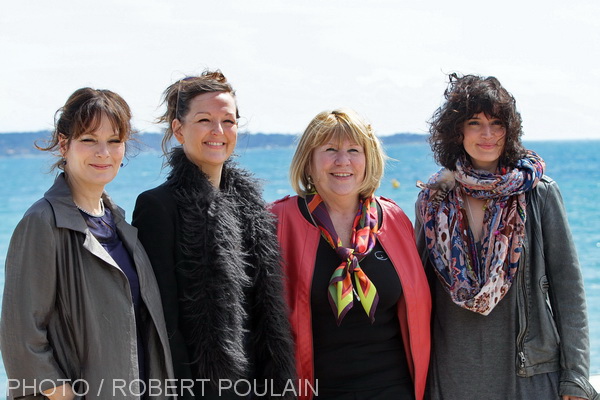 Les paparazzi tropéziens ont fait le déplacement pour flasher Éliane zayan entourée de Cécilia Hornus, 