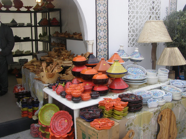 Des artisans tunisiens ont pris place au coeur du village dressé sur le quai de la Fraternité.