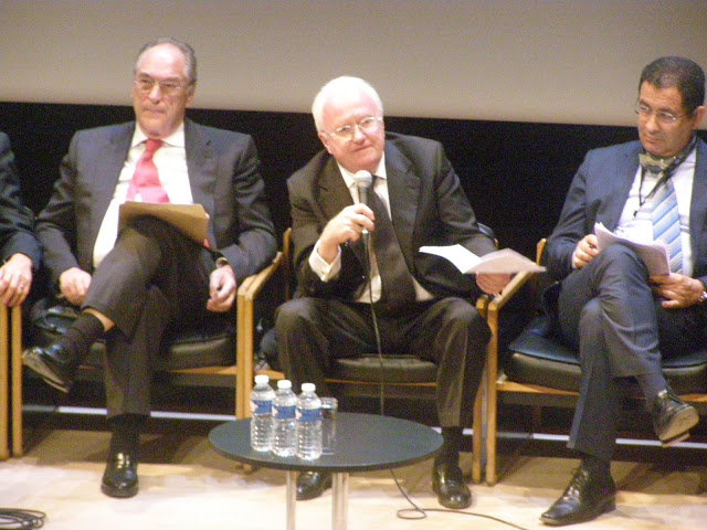 Michel Vauzelle, président de la Région PACA, entouré de Jacques Rocca-Serra (à gauche), adjoint au maire de Marseille, et Mohamed Boudra (à droite), président du Conseil politique de la Commission Méditerranée du CGLU. (Photos S.P.)