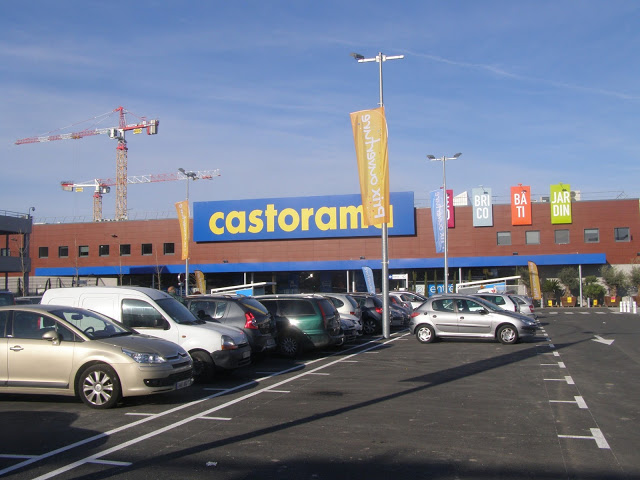 Avec ses 12 500 m² de surface, situés au coeur des grands boulevards de l'est phocéen, il s'agit désormais du plus grand magasin Castorama du département des Bouches-du-Rhône.