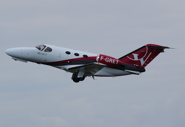 En moins de deux heures, l'avion basé à Cannes-Mandelieu est prêt à décoller pour 1 200 destinations en Europe, contre 400 pour une compagnie classique. (Photos DR)