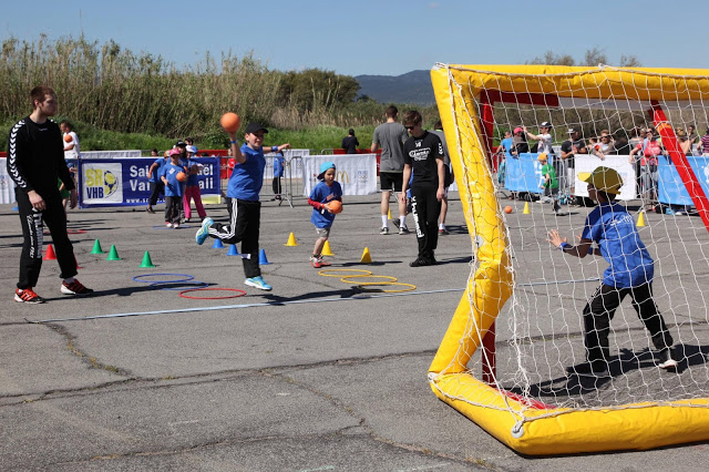 Impossible de ne pas initier les sportifs en herbe au handball dans un secteur qui abrite un des meilleurs clubs français, le Saint-Raphaël Var Handball, sixième du classement de l'élite hexagonale.