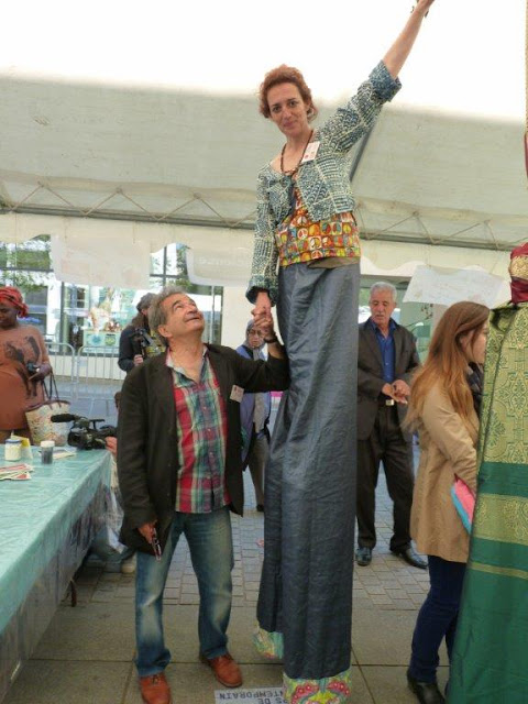 Hassan Bitar, organisateur du Souk des sciences en grande compagnie , celle de Carine Sanssol magicienne des couleurs