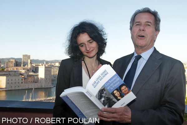 Valérie Bochenek et Jean-Louis Debré sur une  terrasse du Sofitel Marseille Vieux Port