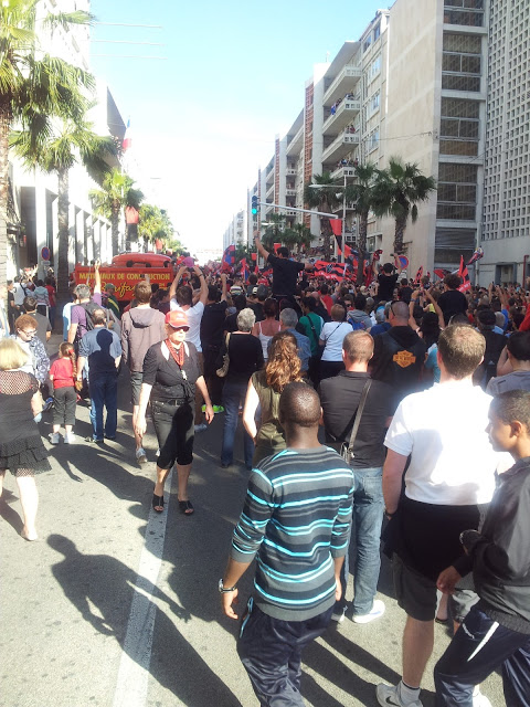 Au passage des joueurs, les supporters sont en liesse sur l'avenue de la République. (Photo Pascal AYELLO)