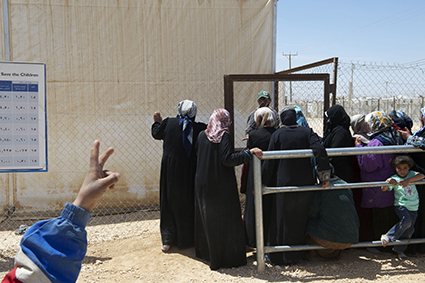 Les femmes attendent pour obtenir de la nourriture