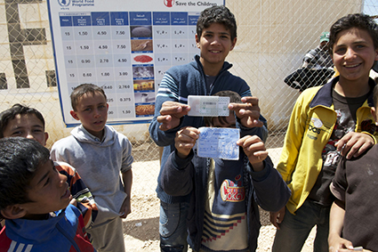 Les enfants brandissent des tickets de rationnement