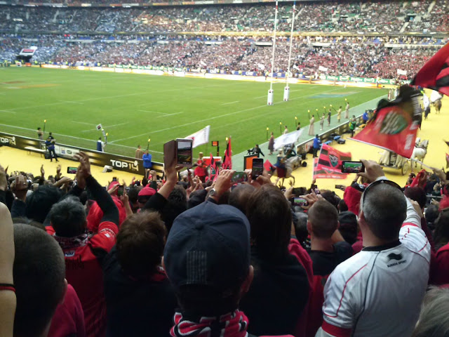 Au stade de France, le peuple de Besagne immortalise l'instant avant d'entonner le 