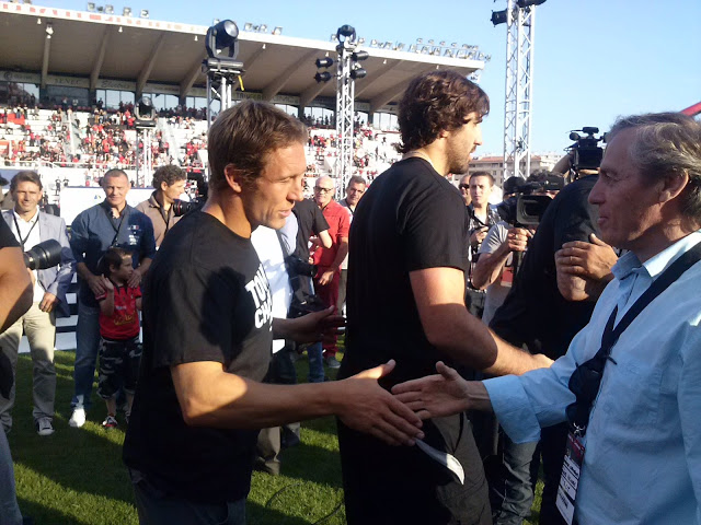 Le lendemain c'est à Mayol que la fête se termine par la rencontre de deux seigneurs : Sir Jonny Wilkinson salue Jérôme Gallion, le meilleur demi de mêlée du monde de sa génération, capitaine des champions de France 1987. (Photo P.A.)