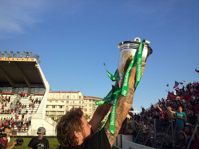 Le troisième ligne sud-africain Joe Van Niekerk brandit la H-Cup devant la tribune Delangre, côté mer. (Photo P.A.)