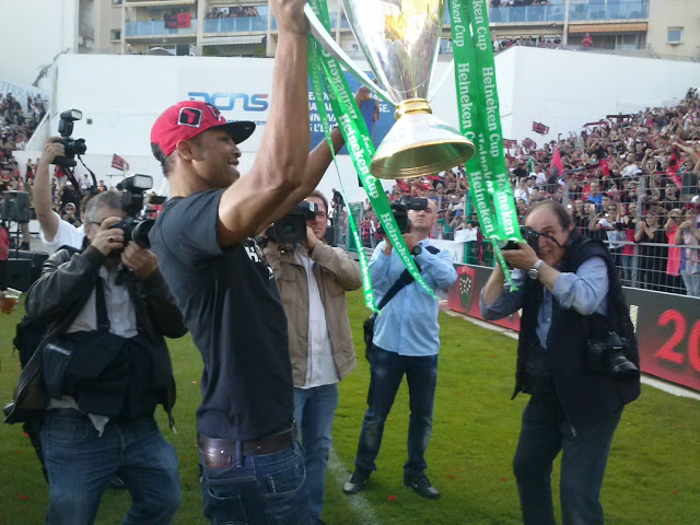 Delon Armitage, l'auteur de l'essai de la gagne à Dublin, communie avec les supporters de la tribune populaire, côté ville. (Photo P.A.)
