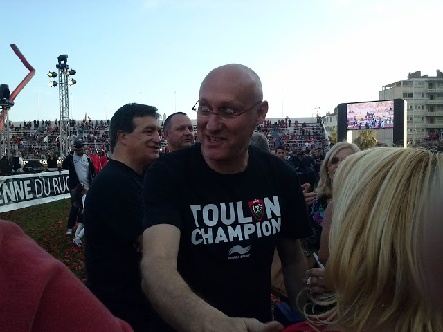 Le manager toulonnais Bernard Laporte, qui a mené le RCT à quatre finales en deux ans, salue les supporters. (Photo P.A.)