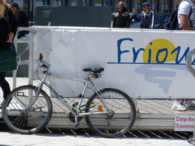 On gare son vélo ou l'on peut (Photo P.M-C.)