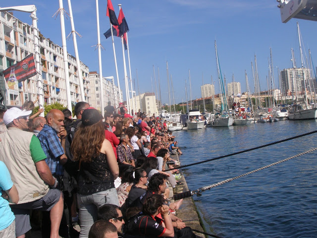Certains supporters sont venus plusieurs heures à l'avance afin d'être aux premières loges pour l'arrivée des joueurs. (Photo M.B.)