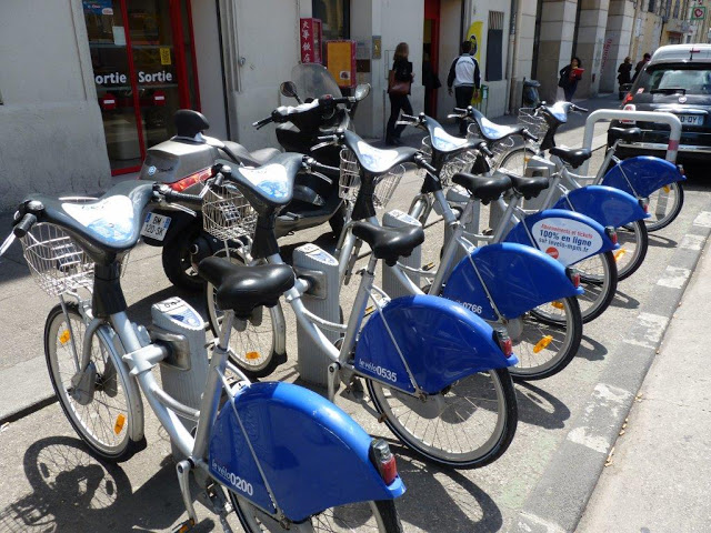 Deux formules d'abonnement sont proposées : 5 euros par an ou 1 euro pour 7 jours consécutifs. La première 1/2 heure est gratuite et le coût horaire est ensuite de 1euro pour les détenteurs de carte hebdomadaire et de 50 centimes pour les abonnés annuels.