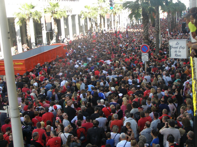 Plus un mètre de bitume n'est visible sur l'avenue de la République, l'artère qui conduit au stade Mayol en longeant la mairie et le port. (Photo M.B.)